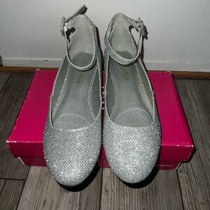 Size 7: Silver/ Glitter Revona Dream Pairs Flats